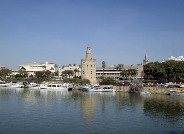 La Torre del Oro y el río